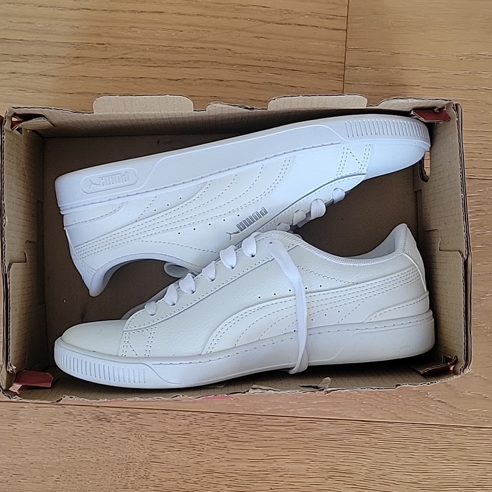 NEW Puma white sneaker Vikky